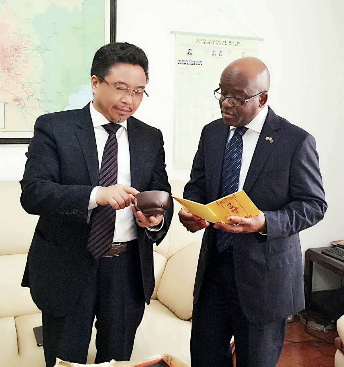 National Gift for the Mid-Autumn Festival Presented to ambassadors from six countries