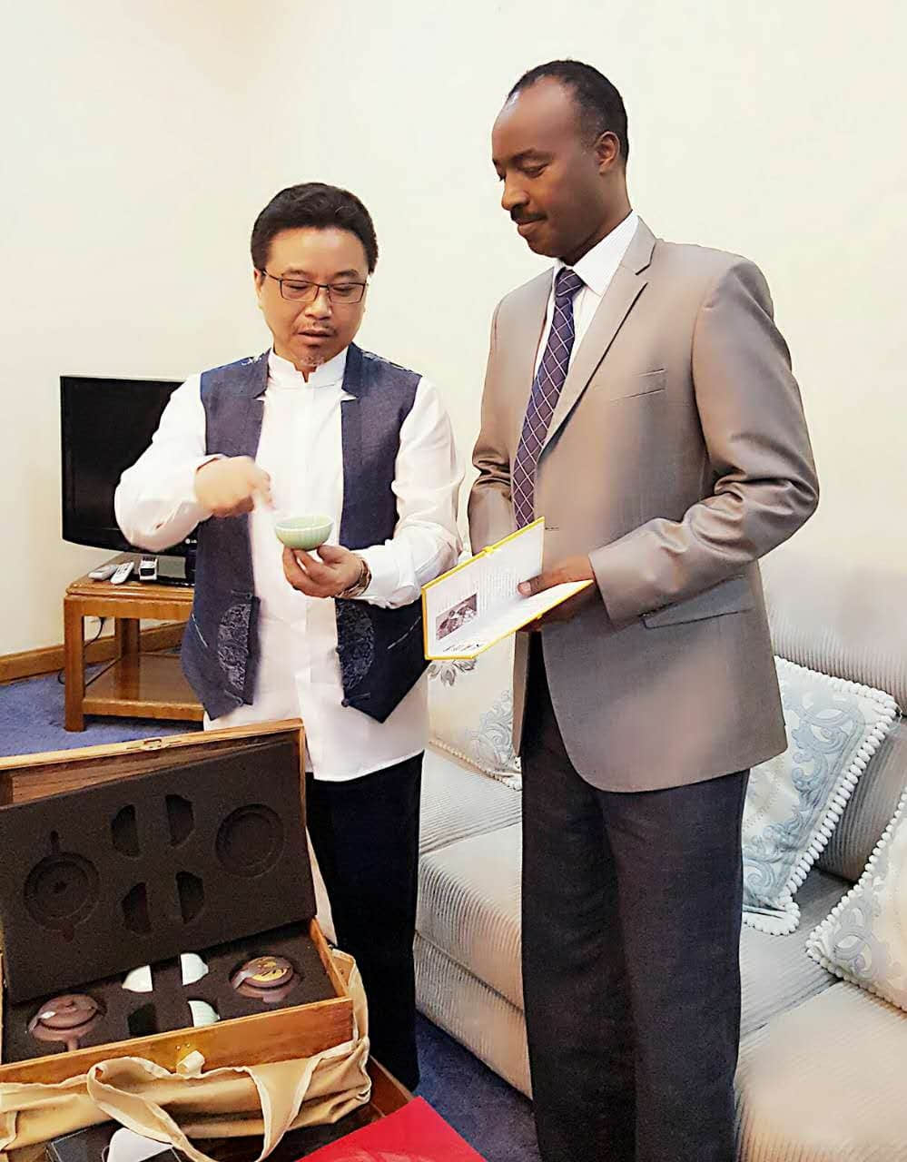 National Gift for the Mid-Autumn Festival Presented to ambassadors from six countries