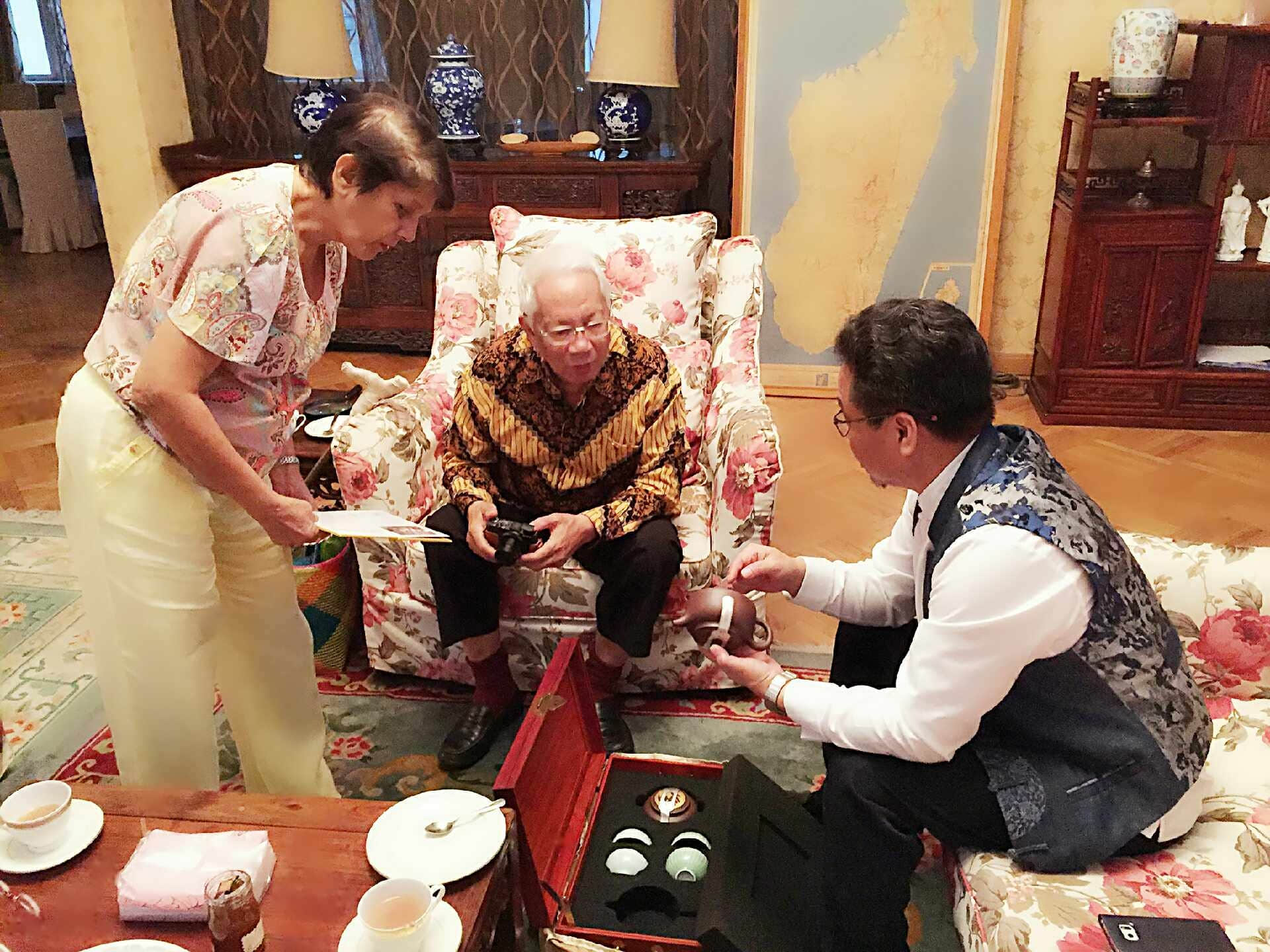National Gift for the Mid-Autumn Festival Presented to ambassadors from six countries