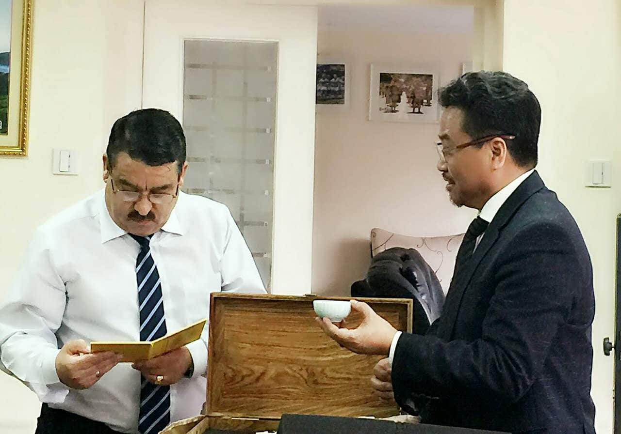 National Gift for the Mid-Autumn Festival Presented to ambassadors from six countries