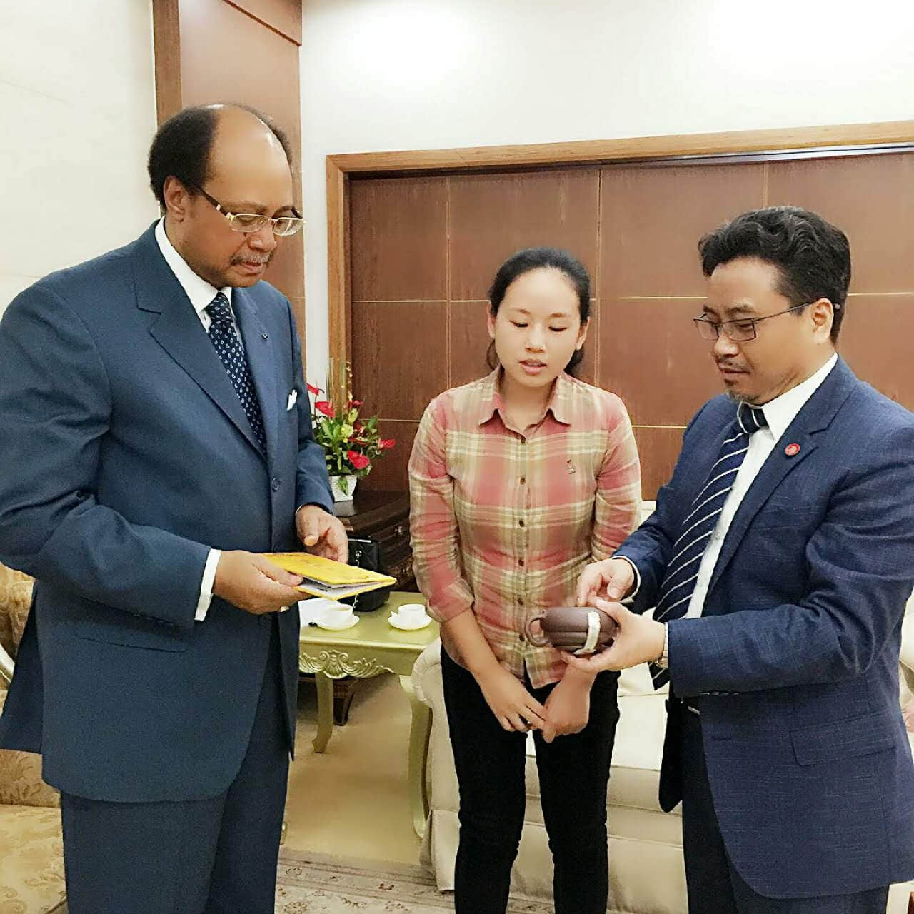 National Gift for the Mid-Autumn Festival Presented to ambassadors from six countries