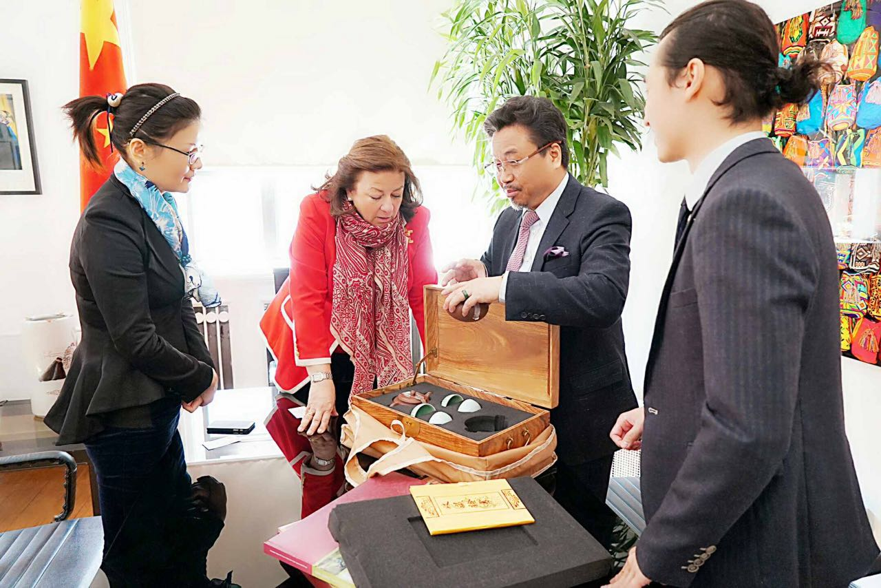 National Gift for the Mid-Autumn Festival Presented to ambassadors from six countries